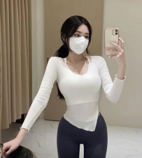 潘家园的长发纹身女 颜值服务在线