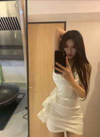 【新资源】广东大眼睛邻家嫩妹，水灵灵的清新玉体，物美价廉
